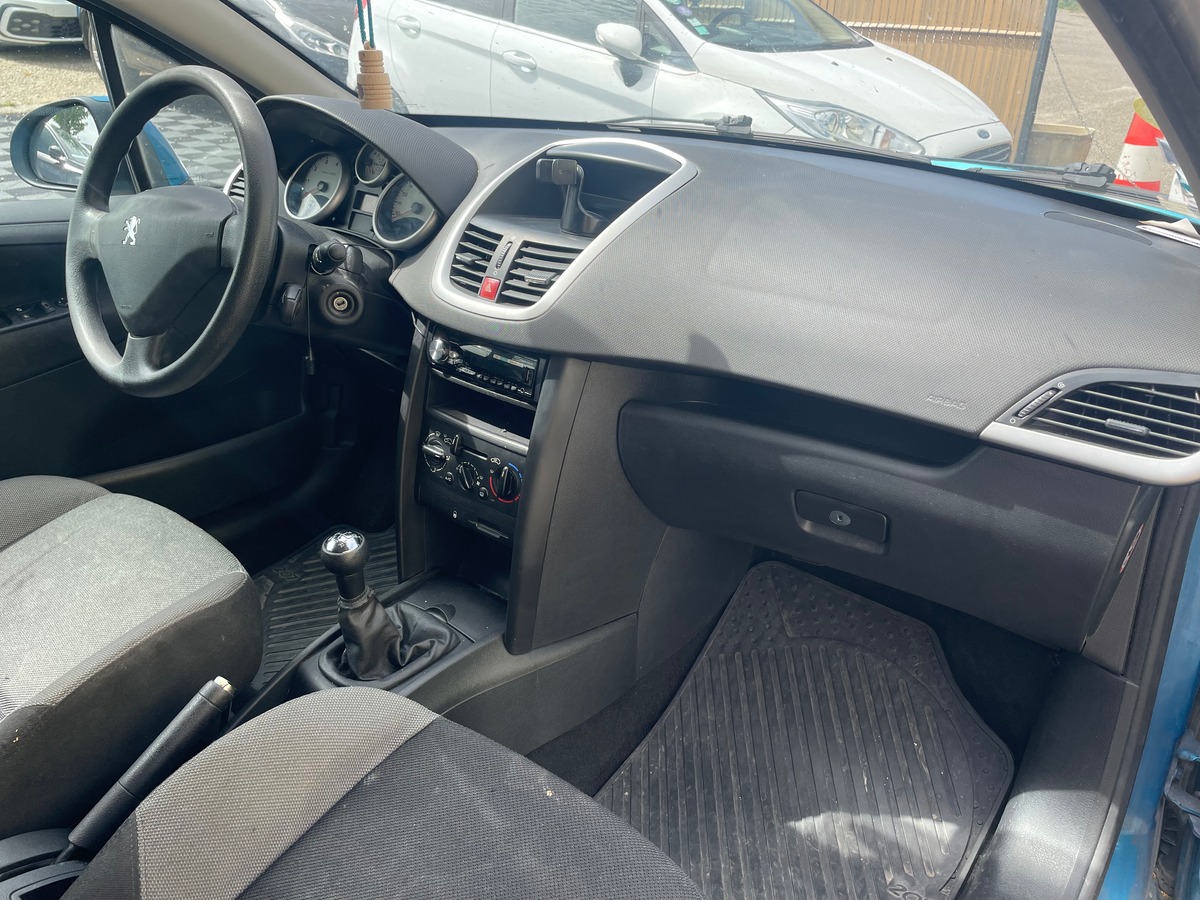 Peugeot 207 1.4 90 CV IDEAL JEUNE PERMIS - CLIMATISATION - POSTE BLUETOOTH - REGULATEUR DE VITESSE