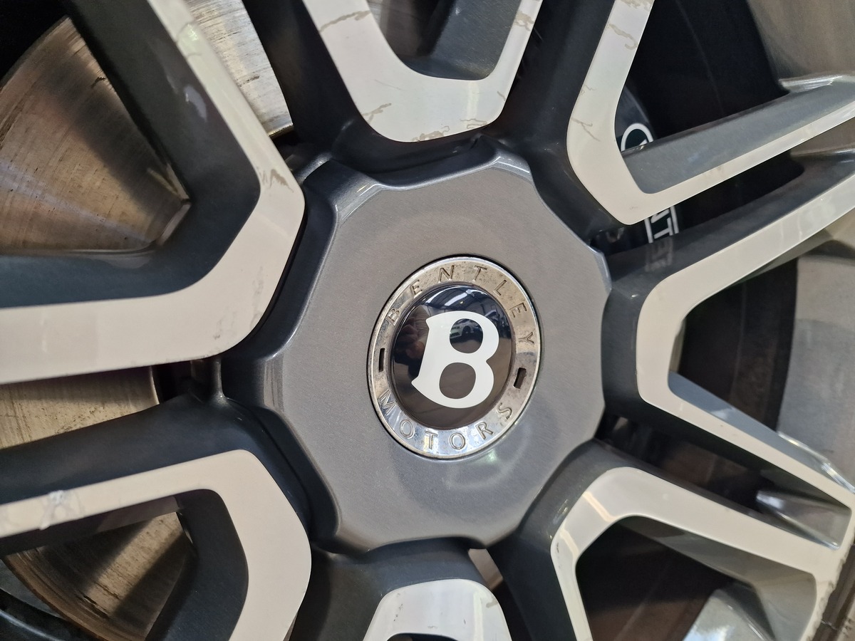 Bentley Bentayga 4.0 DIESEL 435 1°MAIN FRANCAIS f