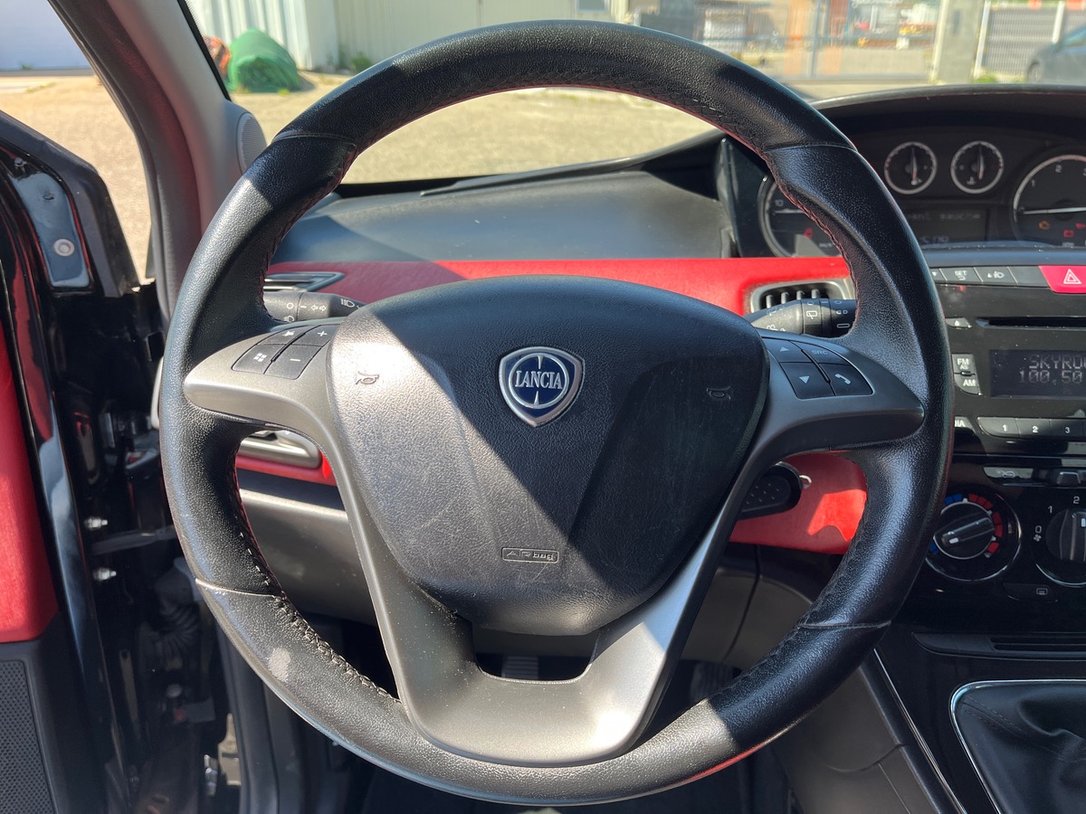 Lancia Ypsilon III 1.3 MULTIJET 95 BLACK&RED 5P