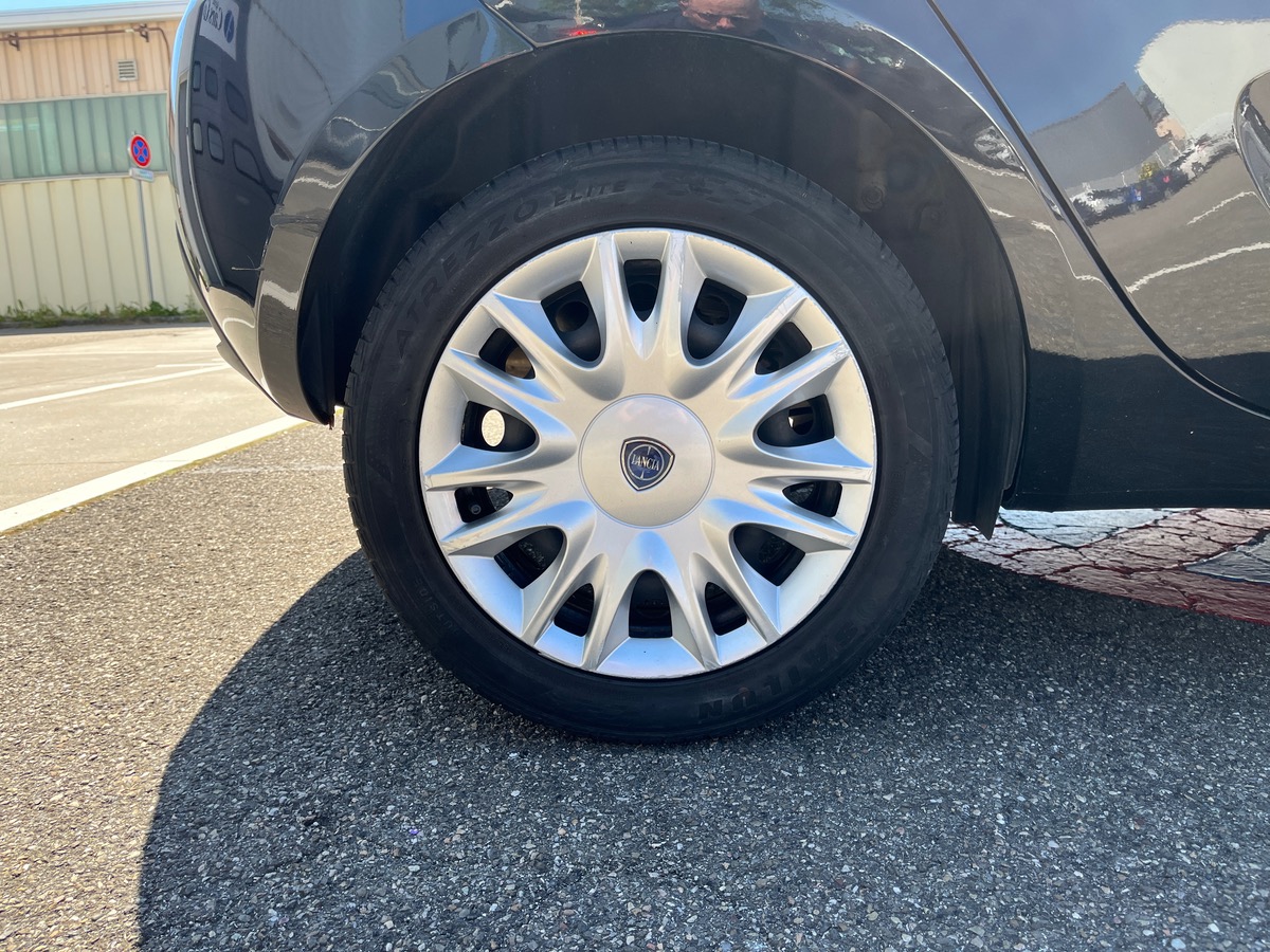 Lancia Ypsilon III 1.3 MULTIJET 95 BLACK&RED 5P