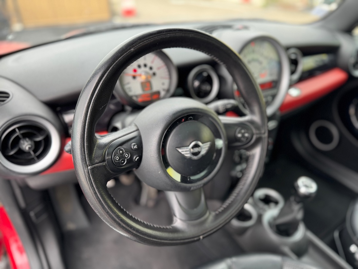 Mini Cooper 2 (R56) LCI D 1.6  110 cv - TOIT OUVRANT - INTERIEUR CUIR - RADAR DE RECUL