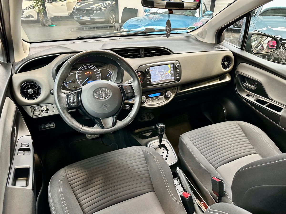 Toyota Yaris III (2) Hybrid 100H Dynamic 5P BVA