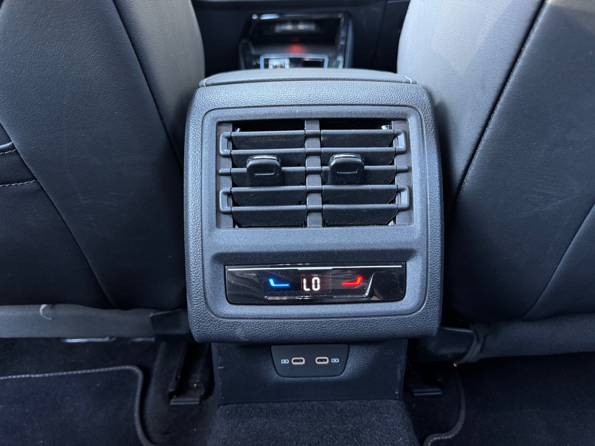 Volkswagen Golf VIII 8 R line 1.5 eTSi DSG7 150 cv - Toit Ouvrant - IQ Light - Full options *