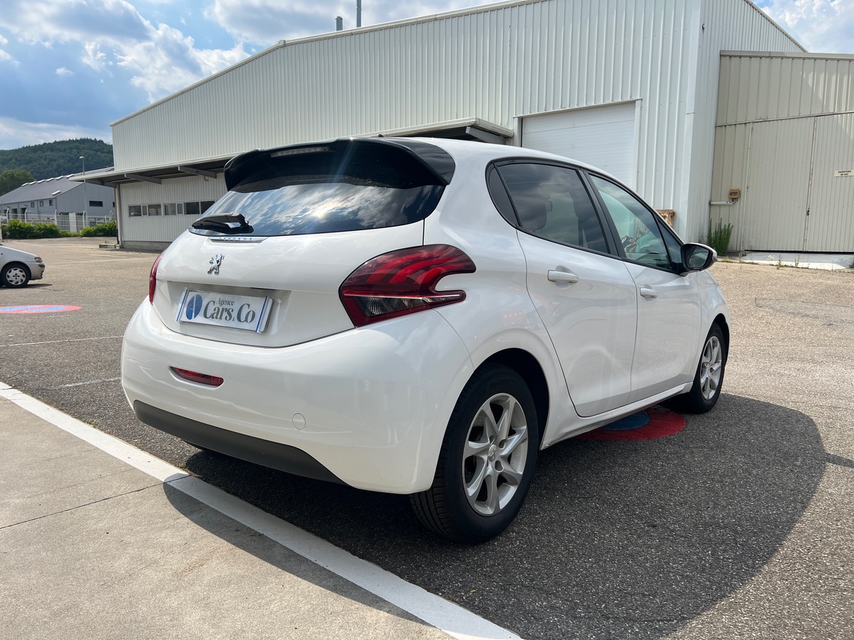 Peugeot 208 100 Cv BlueHDI STYLE, SUIVI COMPLET, TOIT PANORAMIQUE, SIEGES CHAUFFANTS