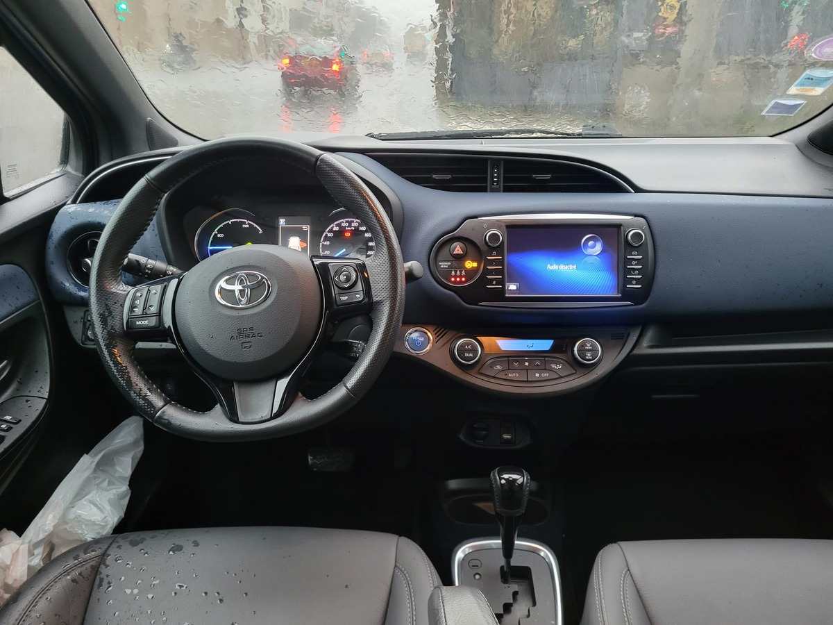 Toyota Yaris 100h COLLECTION 73Ch CUIR BVA