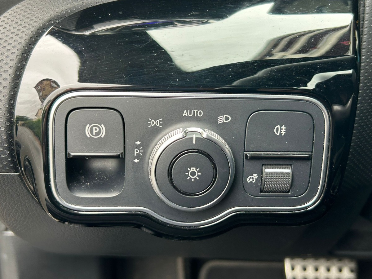 Mercedes-Benz Classe A IV 250 E 8CV AMG LINE 8G-DCT (Full Options)