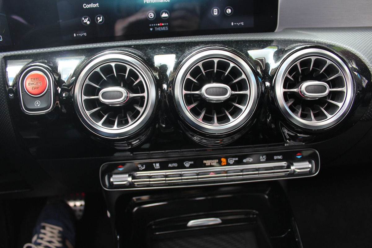 Mercedes-Benz Classe A IV 35 AMG  306 CV 4MATIC 7G-DCT Toit Ouvrant/ Burnmatser / keyless Go....