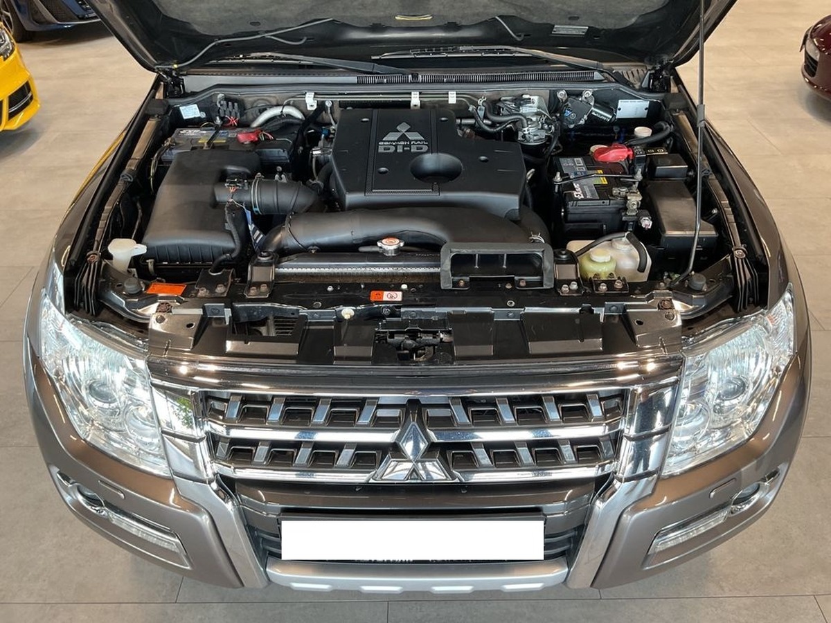 Mitsubishi Pajero 3.2 DI-D Plus AHK Caméra Xénon 7 places .
