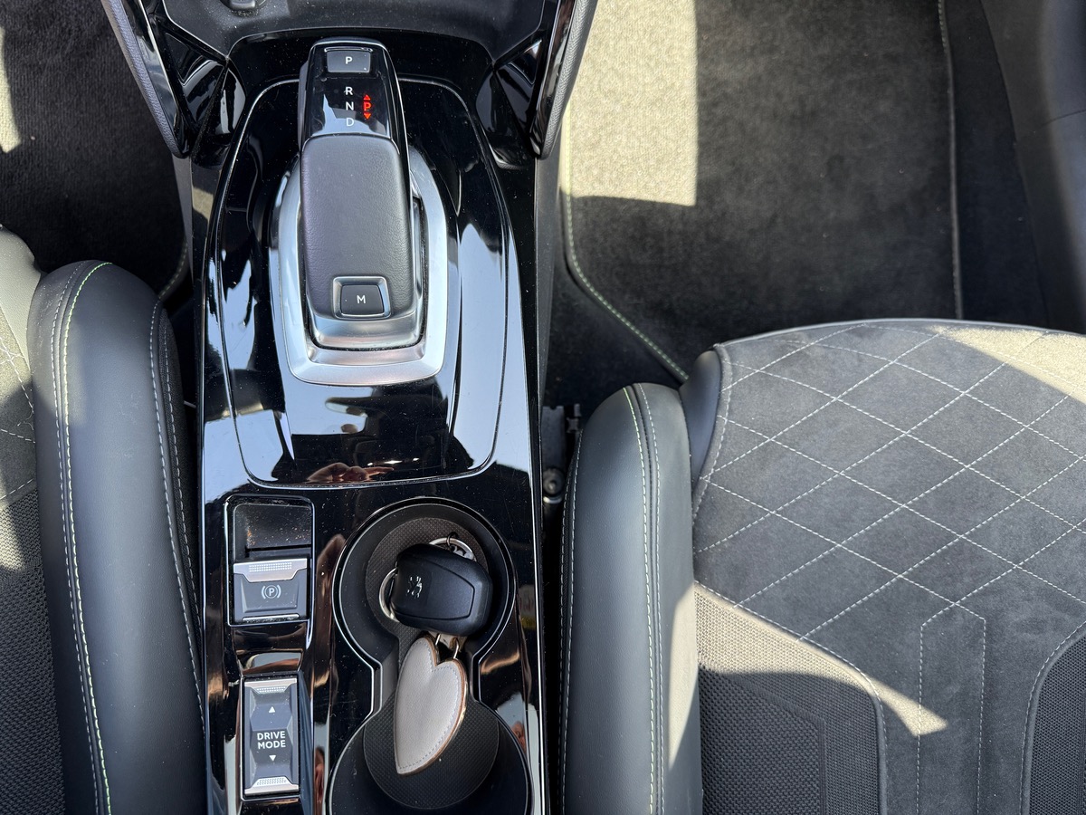 Peugeot 208 1.2 PureTech 130 ch GT Line EAT8, Toit Panoramique, I-Cockpit, Camera de recul