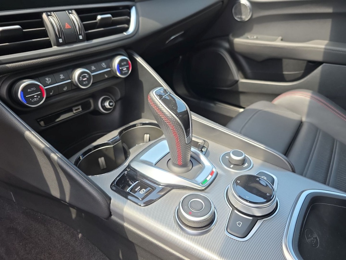 Alfa Romeo Giulia 2.0T 280ch Competizione Q4 AT8 Toit ouvrant Harman-Kardon