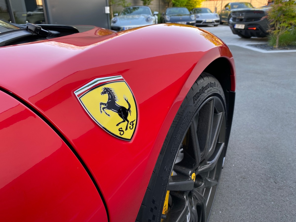 Ferrari SF90 SPIDER / TVA / 1ERE MAIN / 300 KMS