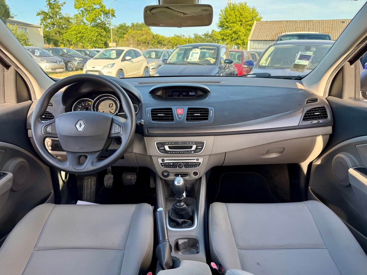 RENAULT Megane III TCE 130 CV EXPRESSION PREMIÈRE MAIN