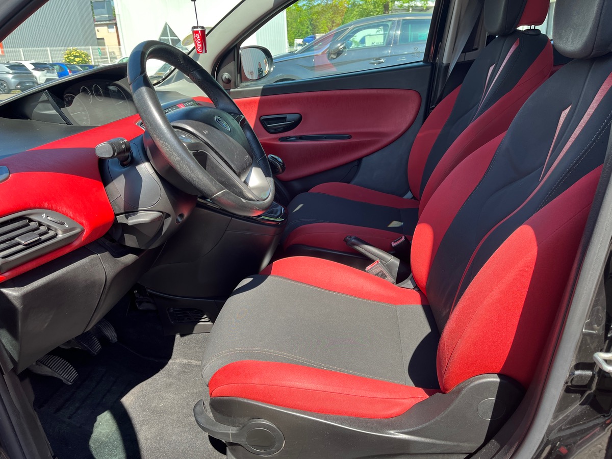 Lancia Ypsilon III 1.3 MULTIJET 95 BLACK&RED 5P