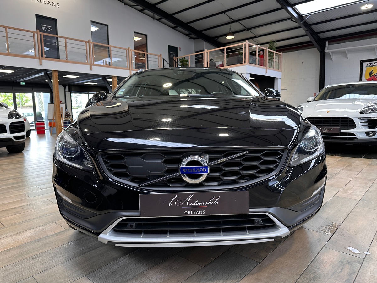 Volvo V60 Cross Country D4 2.4 190 cv AWD Summum Geartronic + Attelage + Barres de toit