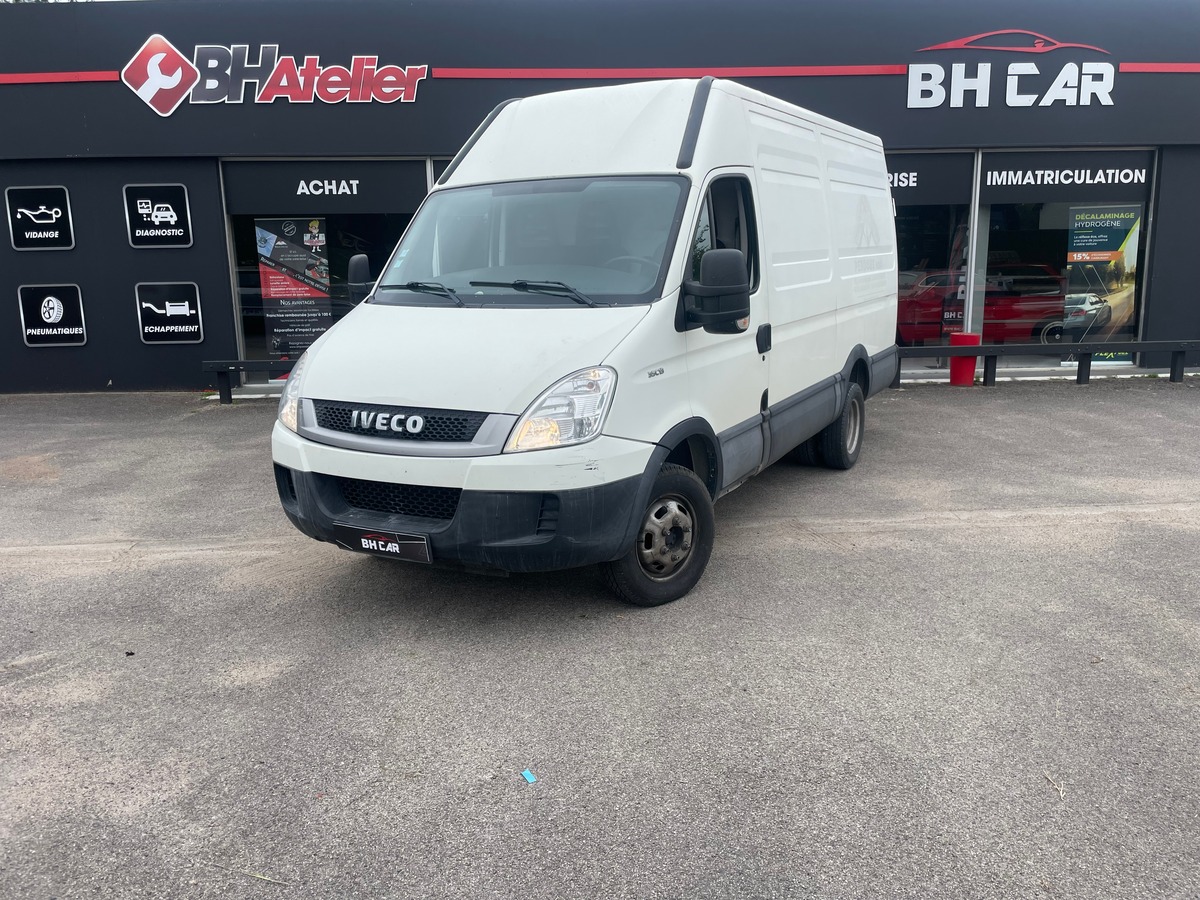 Image: Iveco 35C13 IV Fourgon 2.3L TD 126 ROUE JUMELEE