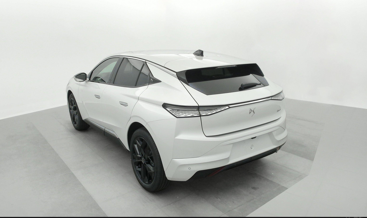 DS DS 4 BlueHDi 130 EAT8 Pallas Blanc Nacré  Prix catalogue 43 450,00 € TTC
