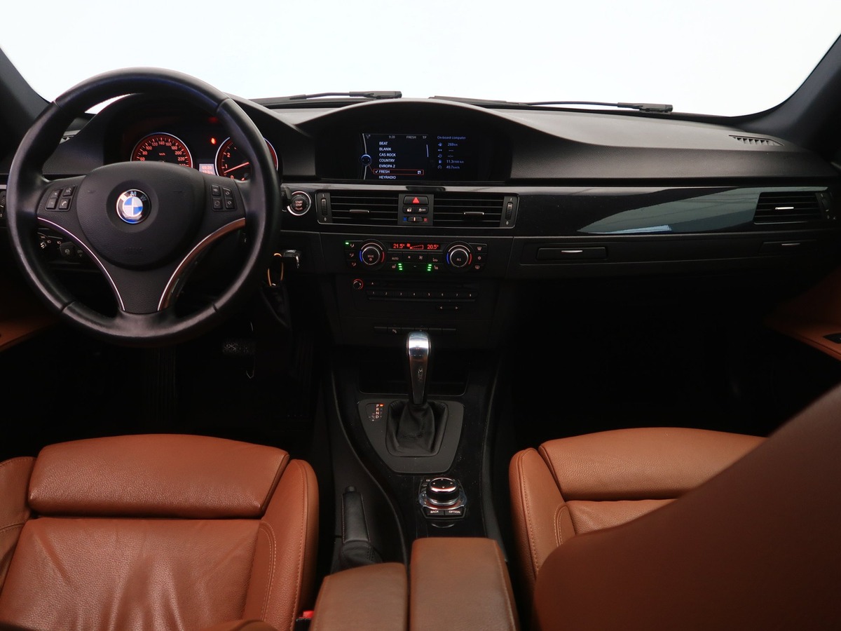 Bmw Série 3 BMW 330i xDrive Coupé 2011 – Performance et Luxe