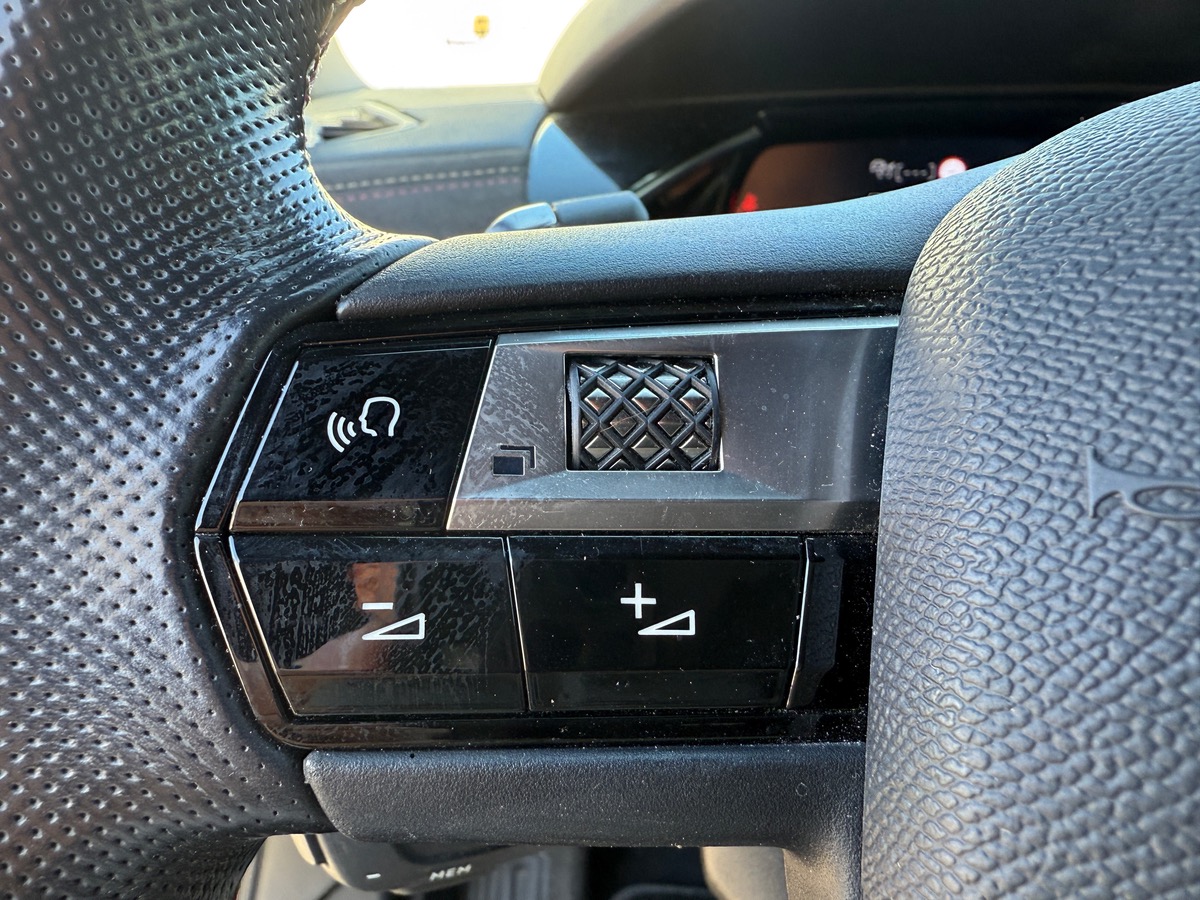 Citroën DS3 CROSSBACK 130 BLUEHDI EAT8 PERFORMANCE LINE, SUIVI COMPLET, CARPLAY