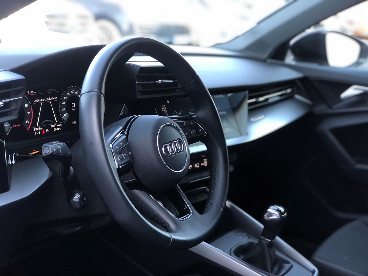 Audi A3 BERLINE IV 35 TFSI 150 JA SPORT TOIT NOIR 