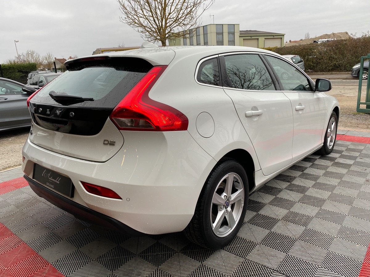 Volvo V40 D2 2.0 TDi 120ch momentum Toit pano