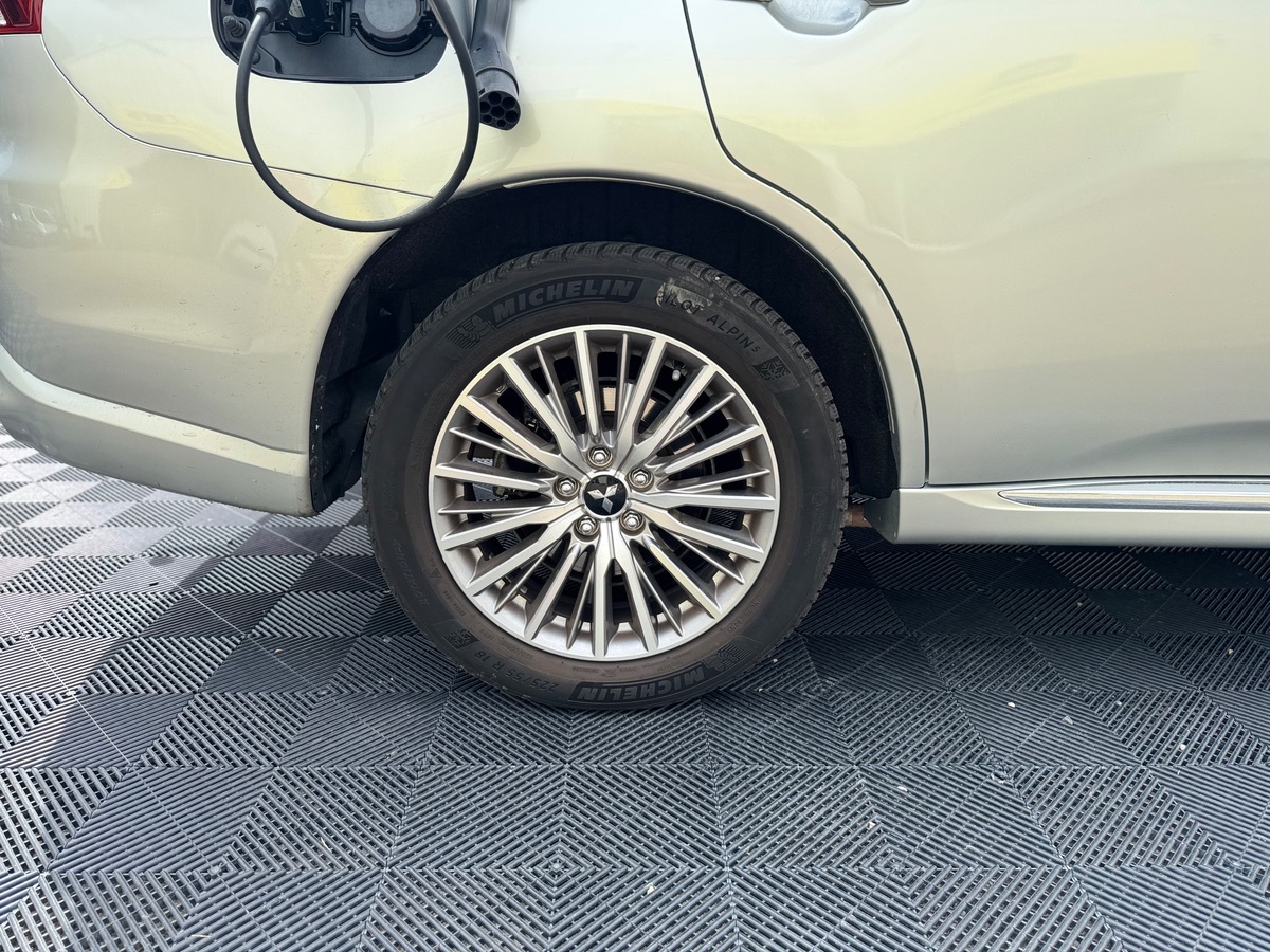 Mitsubishi Outlander PHEV 2.4l Twin Motor 225CH 4WD - ELIGIBLE TOUT CATÉGORIE UBER - CUIR