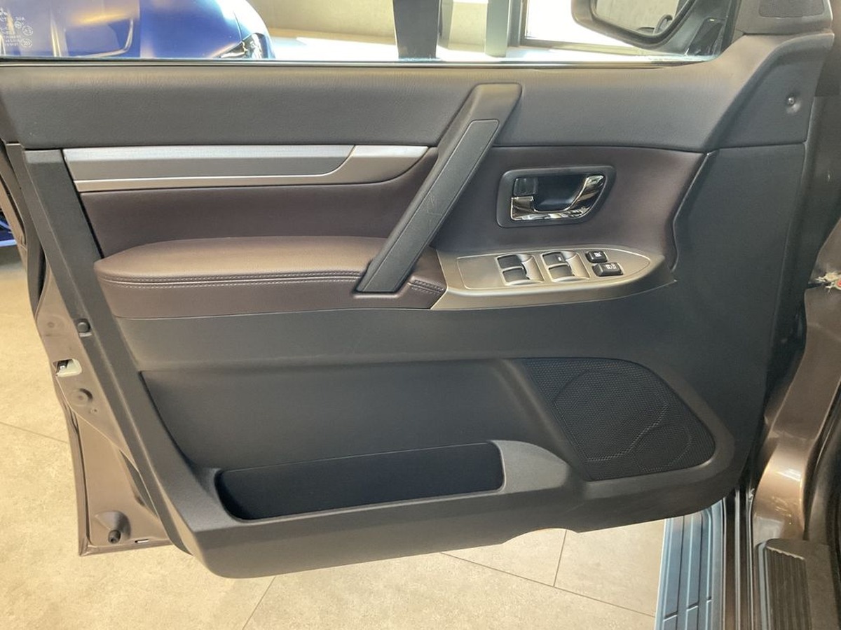Mitsubishi Pajero 3.2 DI-D Plus AHK Caméra Xénon 7 places .