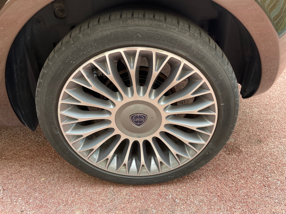 Lancia Ypsilon 85 cv / 1 er Main / Boîte auto / Km Réel / Toit Ouvrant