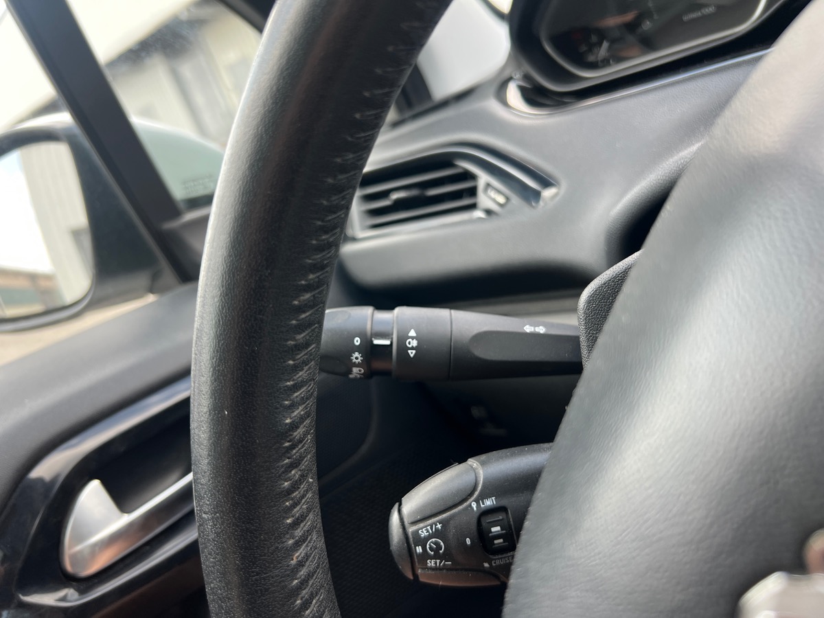Peugeot 208 100 Cv BlueHDI STYLE, SUIVI COMPLET, TOIT PANORAMIQUE, SIEGES CHAUFFANTS