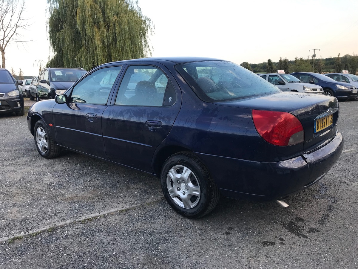 Ford Mondeo 1.8i ghia 1ère main 156158km ct ok