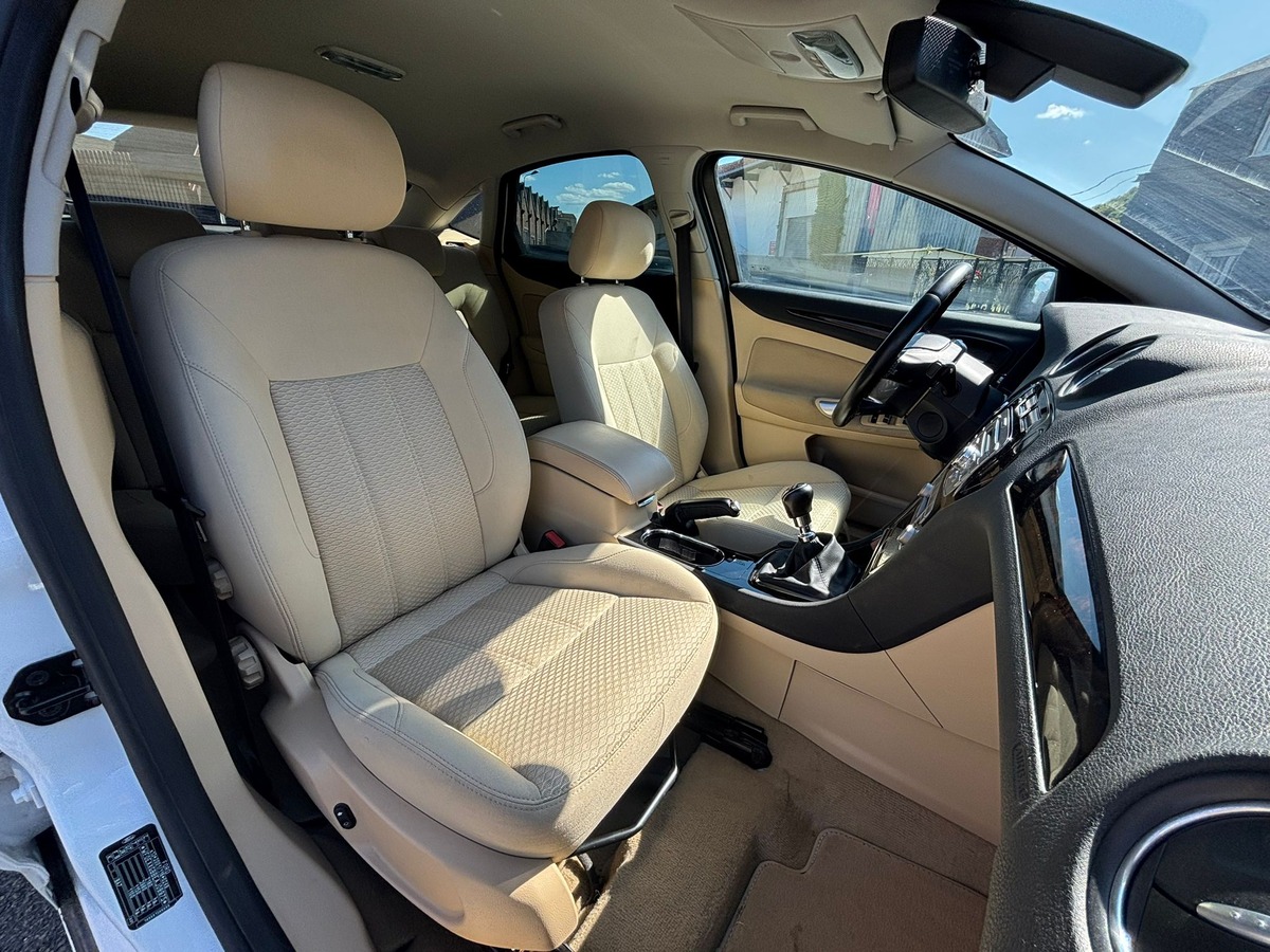 Ford Mondeo 2.0 TDCI GHIA - ATTELAGE- Distribution neuve - Révisé - Garantie