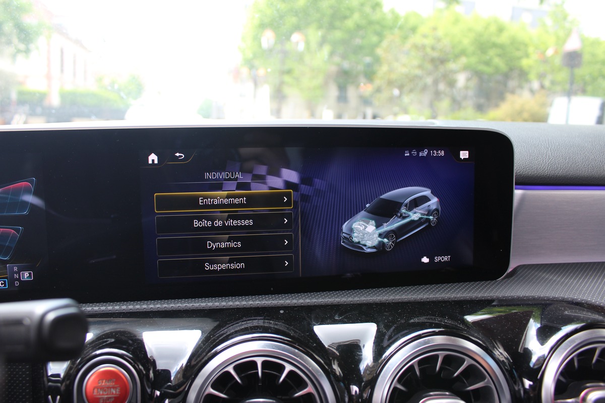 Mercedes-Benz Classe A IV 35 AMG  306 CV 4MATIC 7G-DCT Toit Ouvrant/ Burnmatser / keyless Go....