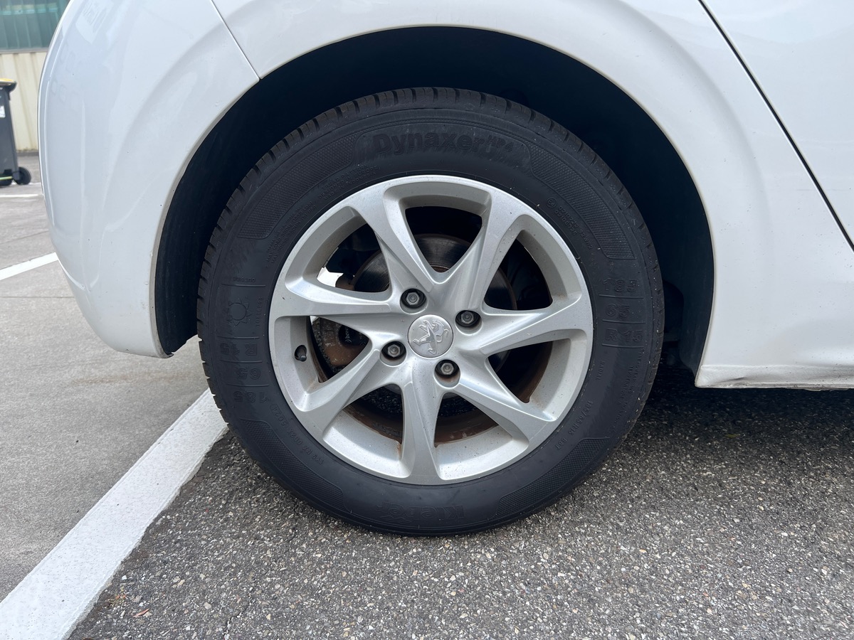 Peugeot 208 100 Cv BlueHDI STYLE, SUIVI COMPLET, TOIT PANORAMIQUE, SIEGES CHAUFFANTS