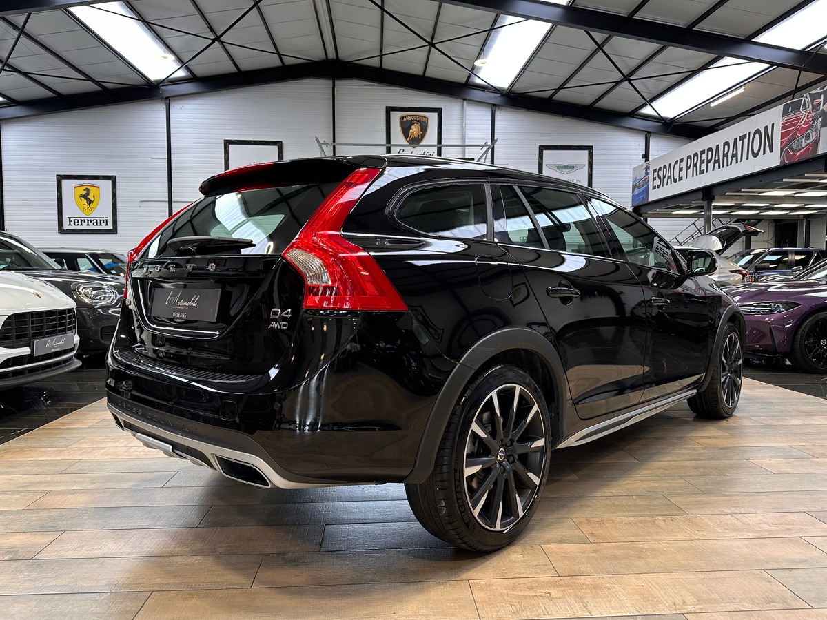 Volvo V60 Cross Country D4 2.4 190 cv AWD Summum Geartronic + Attelage + Barres de toit